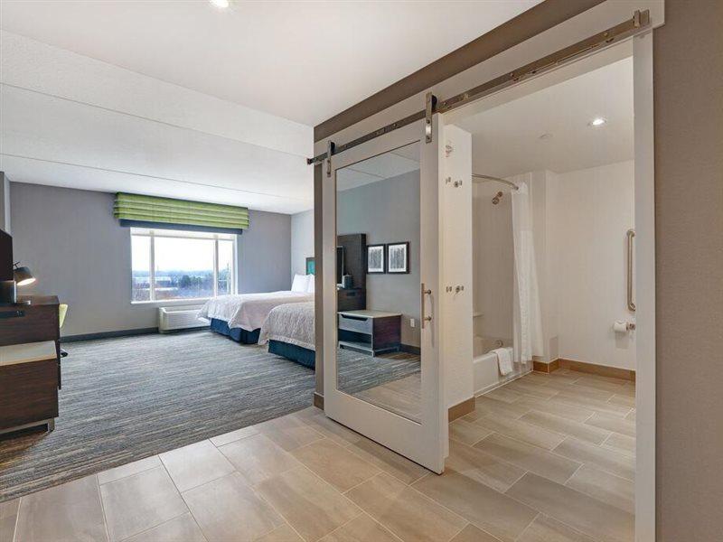 Hampton Inn Peterborough Buitenkant foto