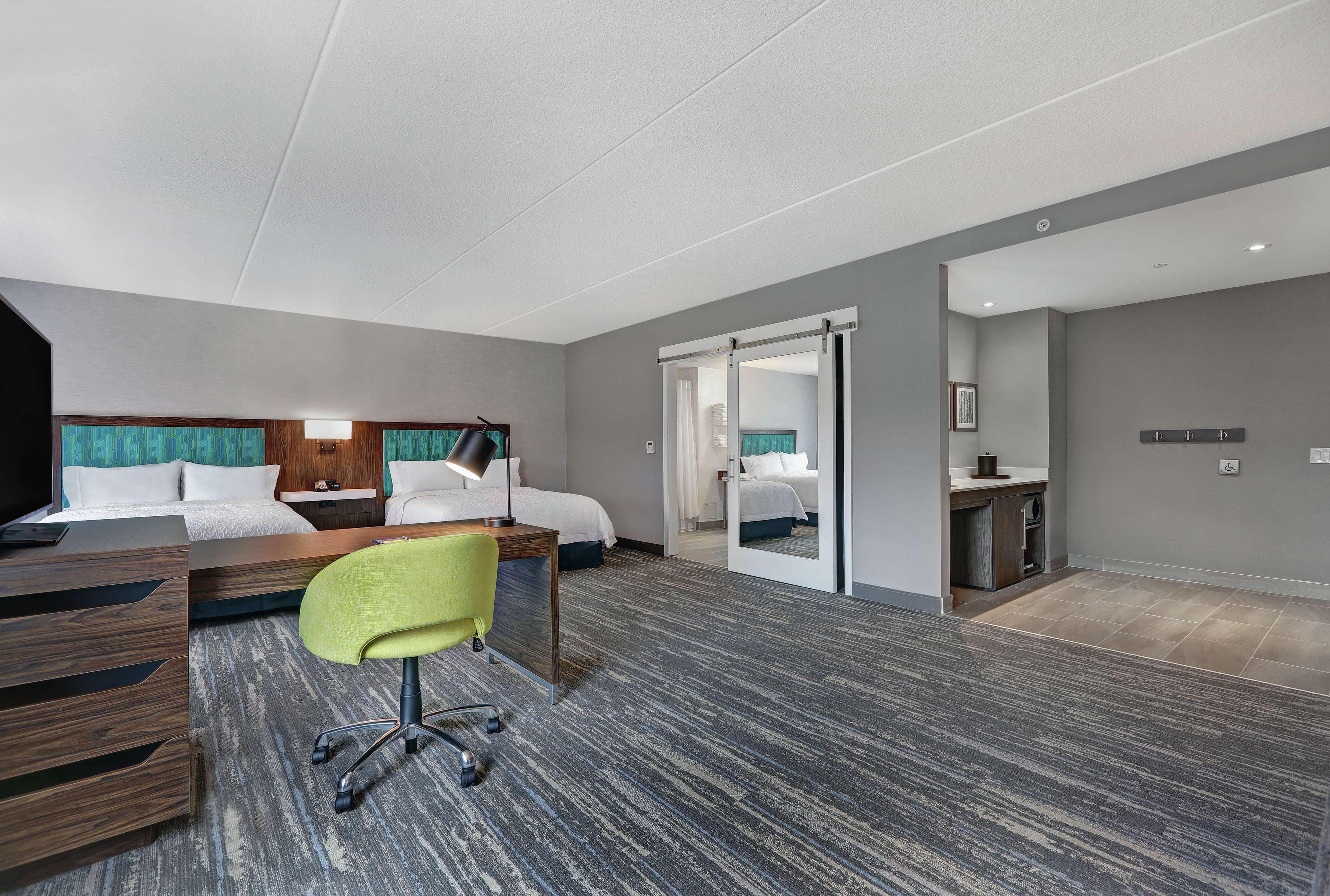 Hampton Inn Peterborough Buitenkant foto