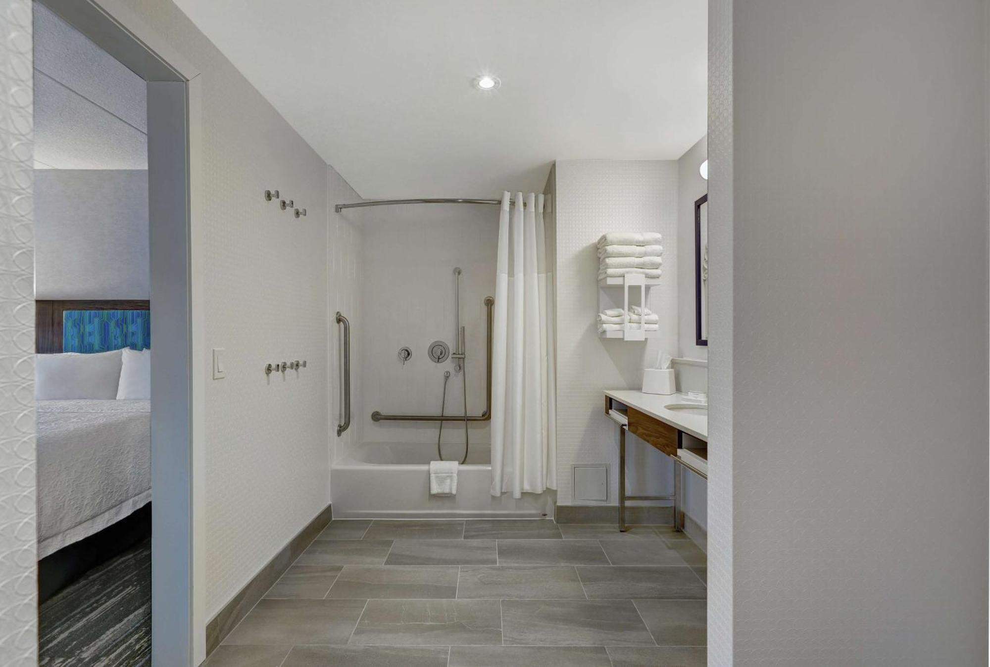 Hampton Inn Peterborough Buitenkant foto